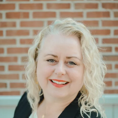 Photo of Laura J. Valle